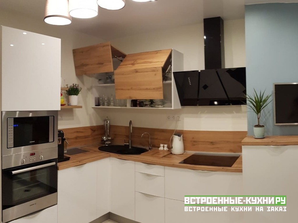 Белая кухня в стиле минимализм со встроенной микроволновкой и духовкой