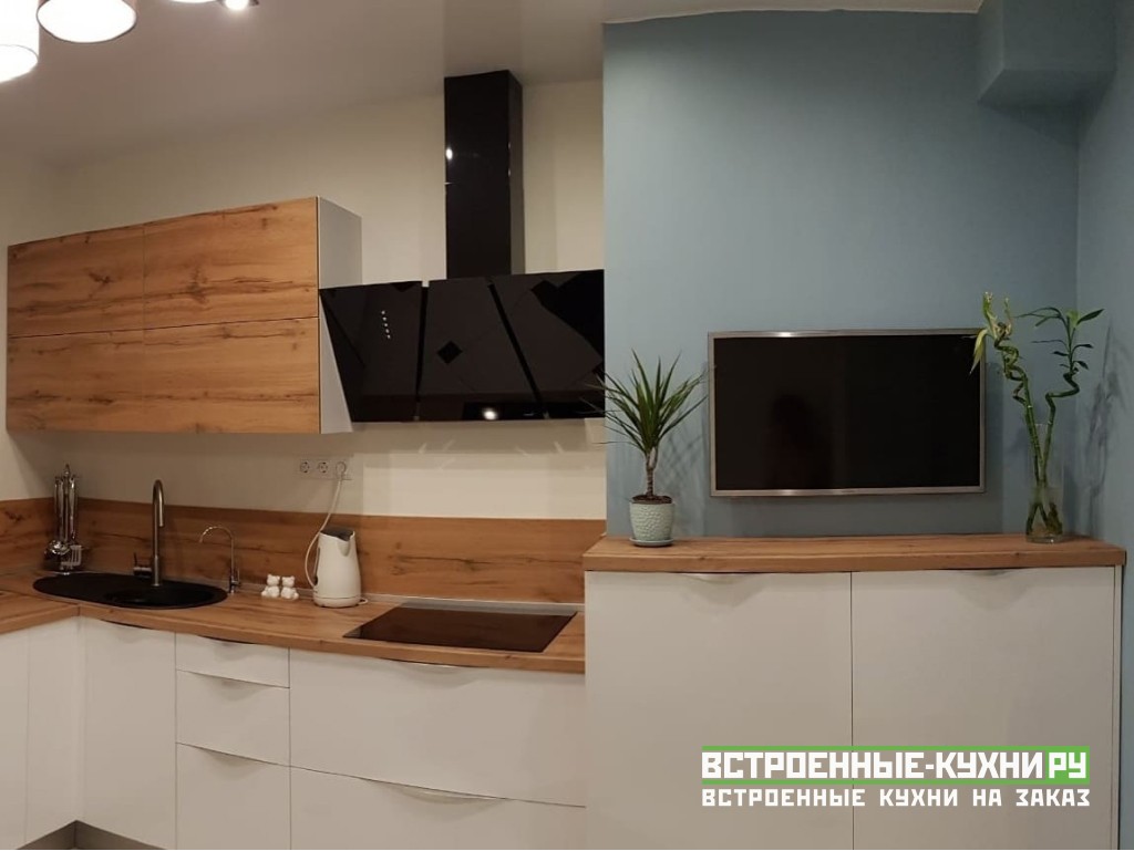 Белая кухня в стиле минимализм со встроенной микроволновкой и духовкой