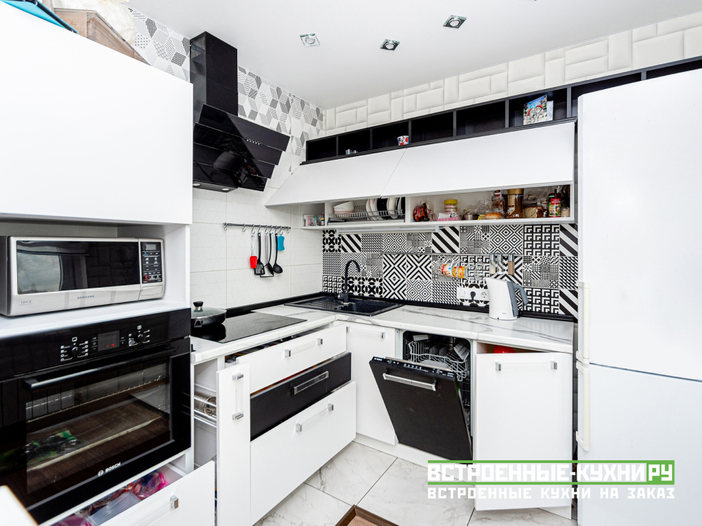 Белая угловая кухня для малогабаритных квартир