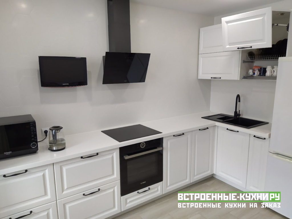 Белая угловая кухня в современном стиле в интерьере