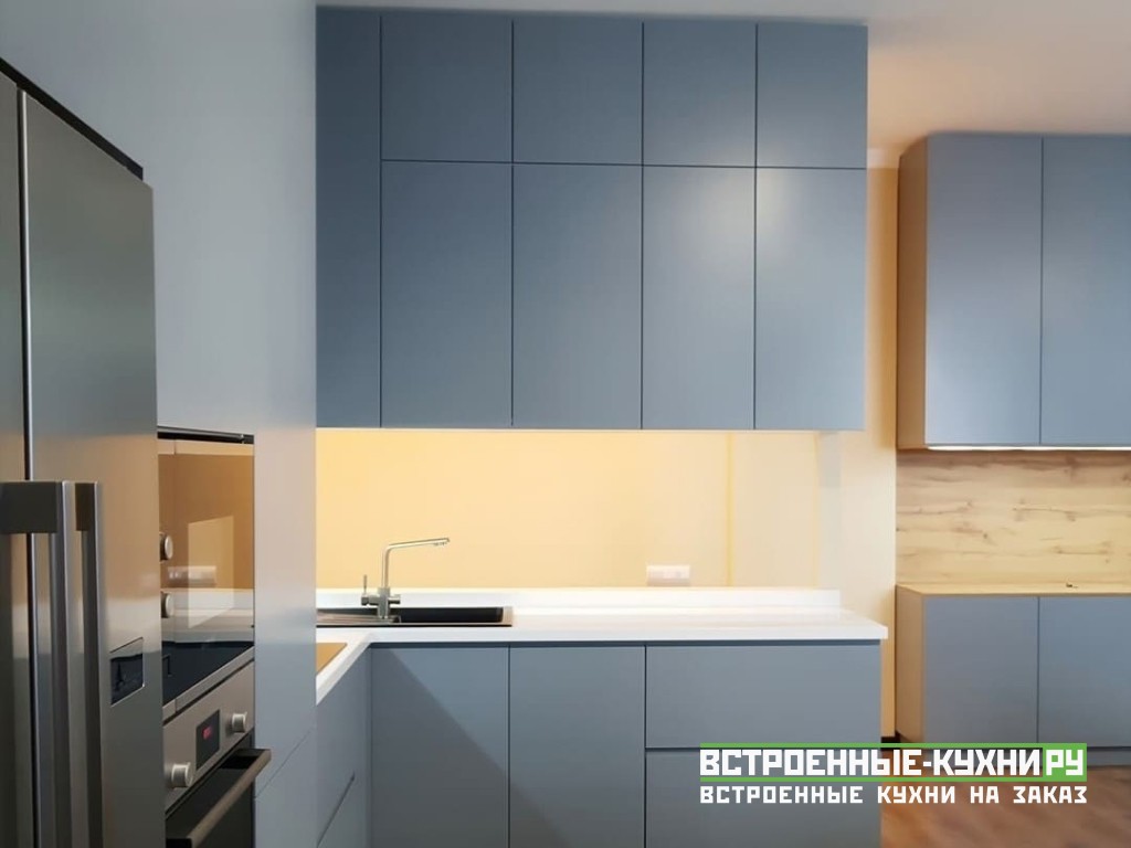Большая голубая кухня в стиле модерн с пеналом