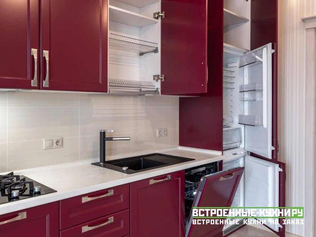 Большая прямая красная кухня с крашеными фасадами в стиле неоклассика