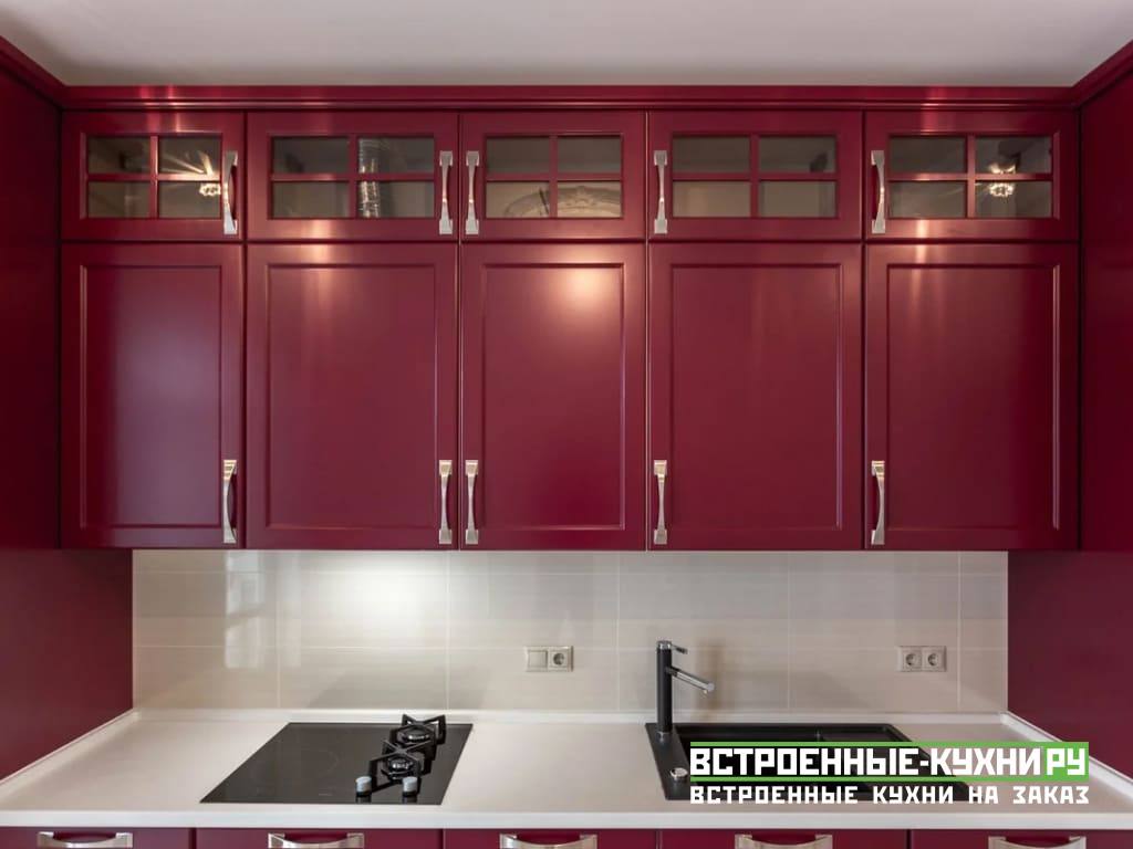 Большая прямая красная кухня с крашеными фасадами в стиле неоклассика