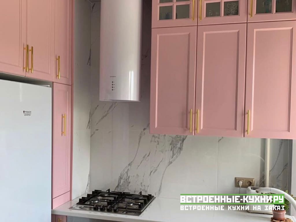 Компактная розовая п-образная кухня на заказ