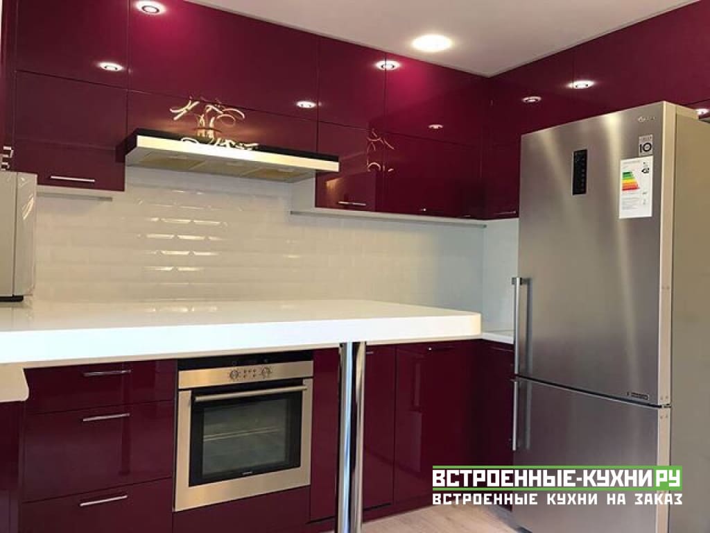 Красная маленькая угловая кухня со встроенным холодильником