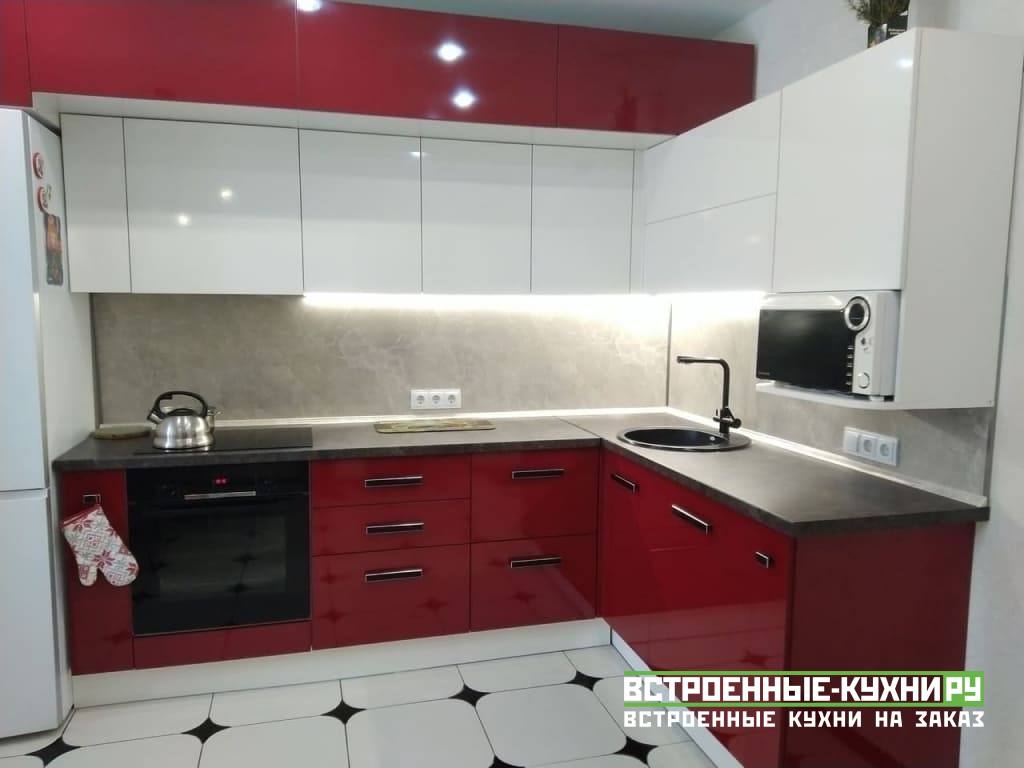 Красная угловая кухня с глянцевыми фасадами