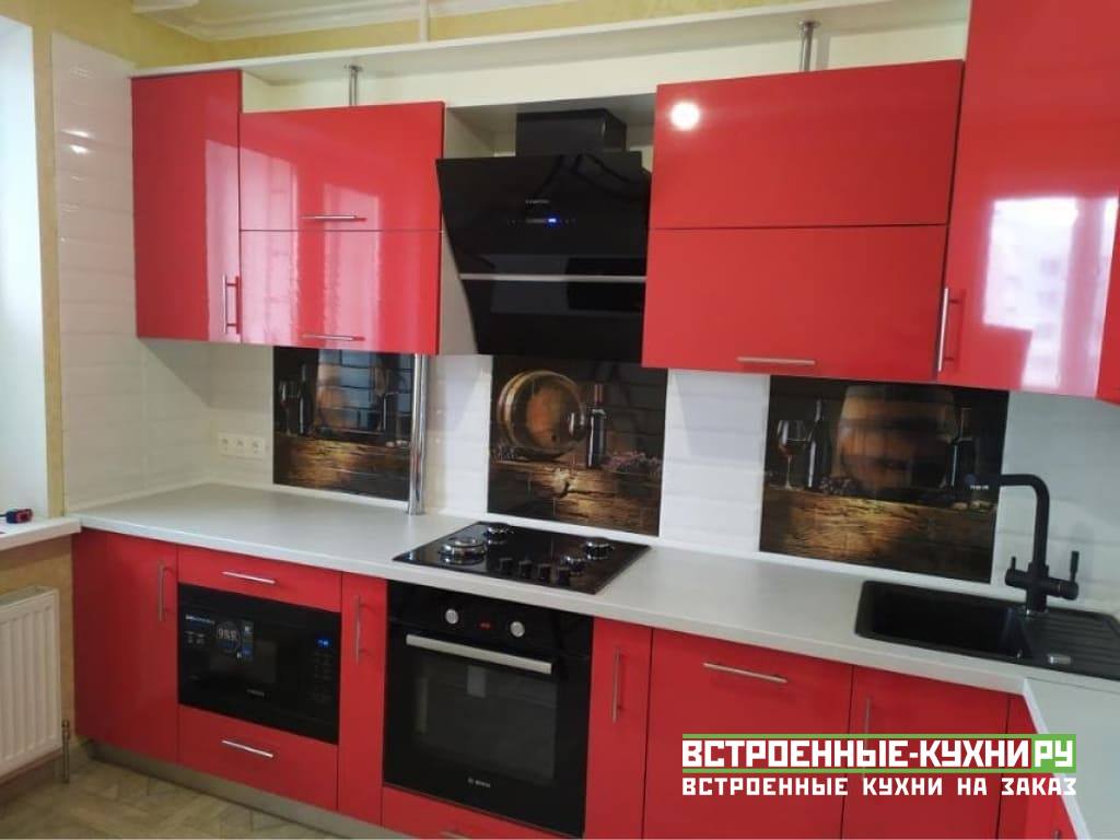 Красная угловая кухня в интерьере на заказ