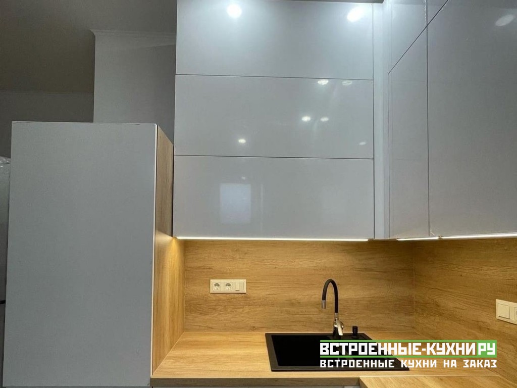 Кухня белый глянец в стиле минимализм