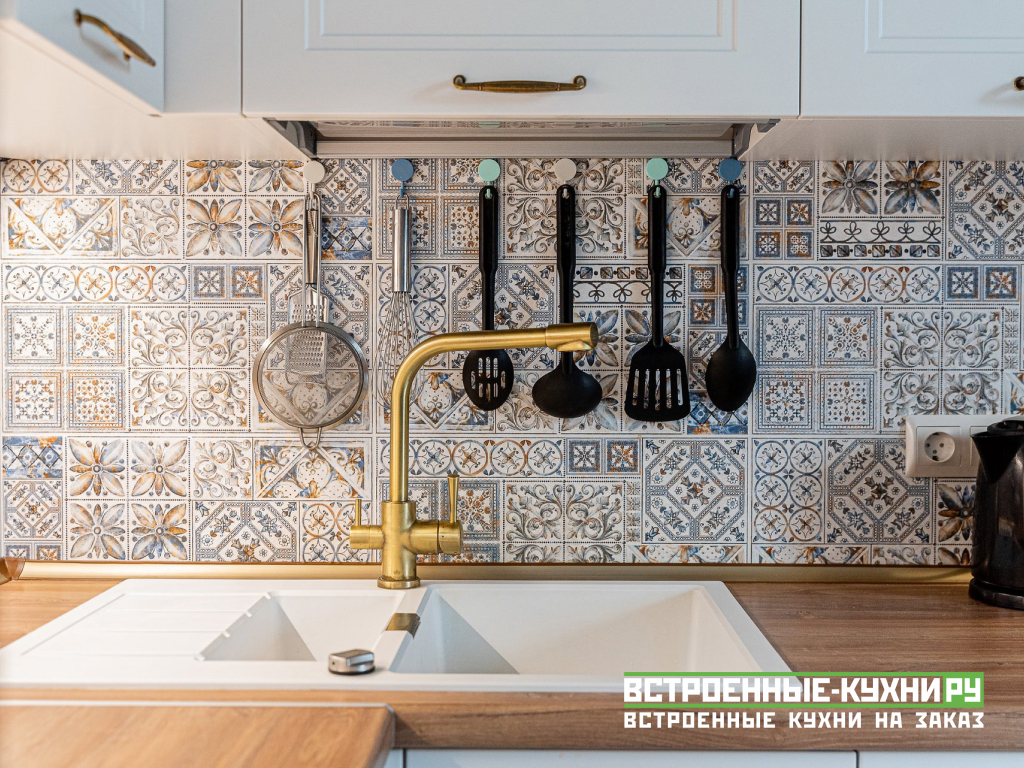 Кухня в стиле минимализм с белыми фасадами со столешницей древесной текстуры