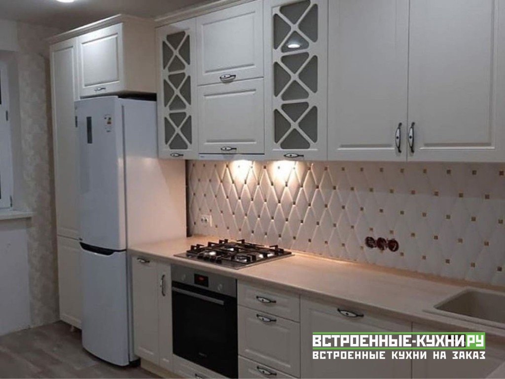 Кухня в стиле неоклассика в светлых тонах с фрезерованными фасадами