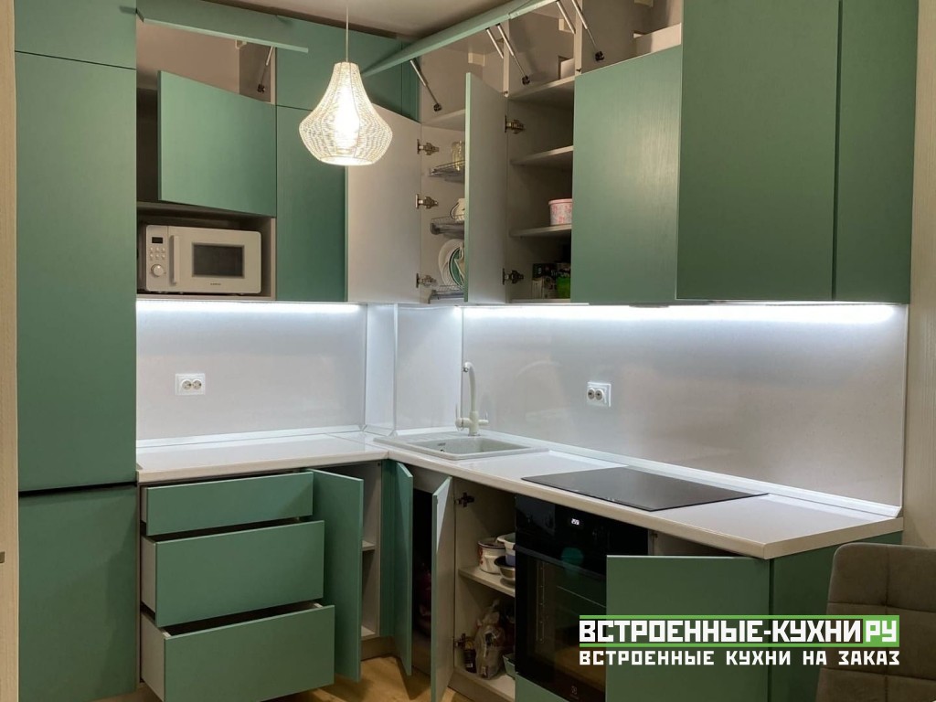 Матовая зеленая кухня в стиле минимализм с подсветкой