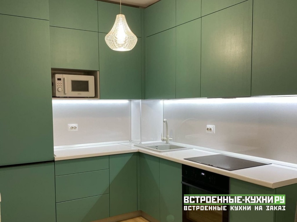 Матовая зеленая кухня в стиле минимализм с подсветкой