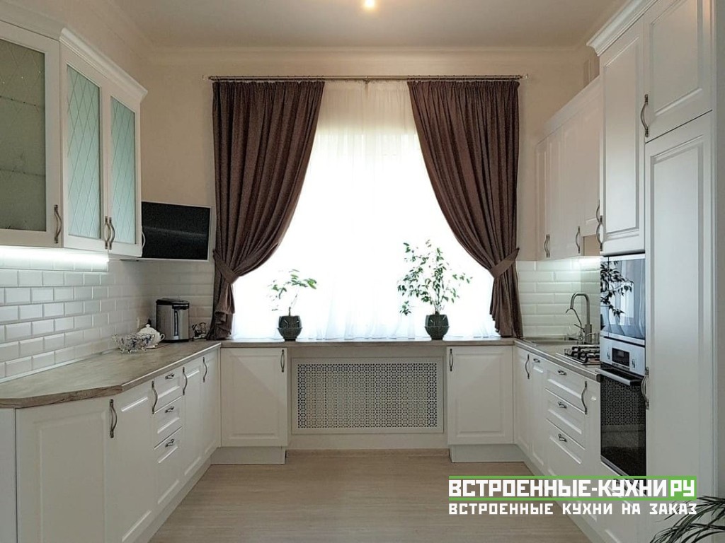П-образная белая кухня в классическом стиле из МДФ с фрезеровкой