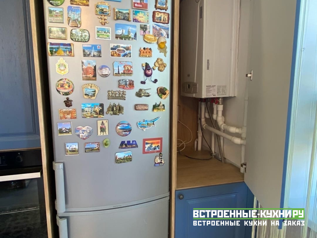 П-образная кухня с холодильником у окна и пеналом