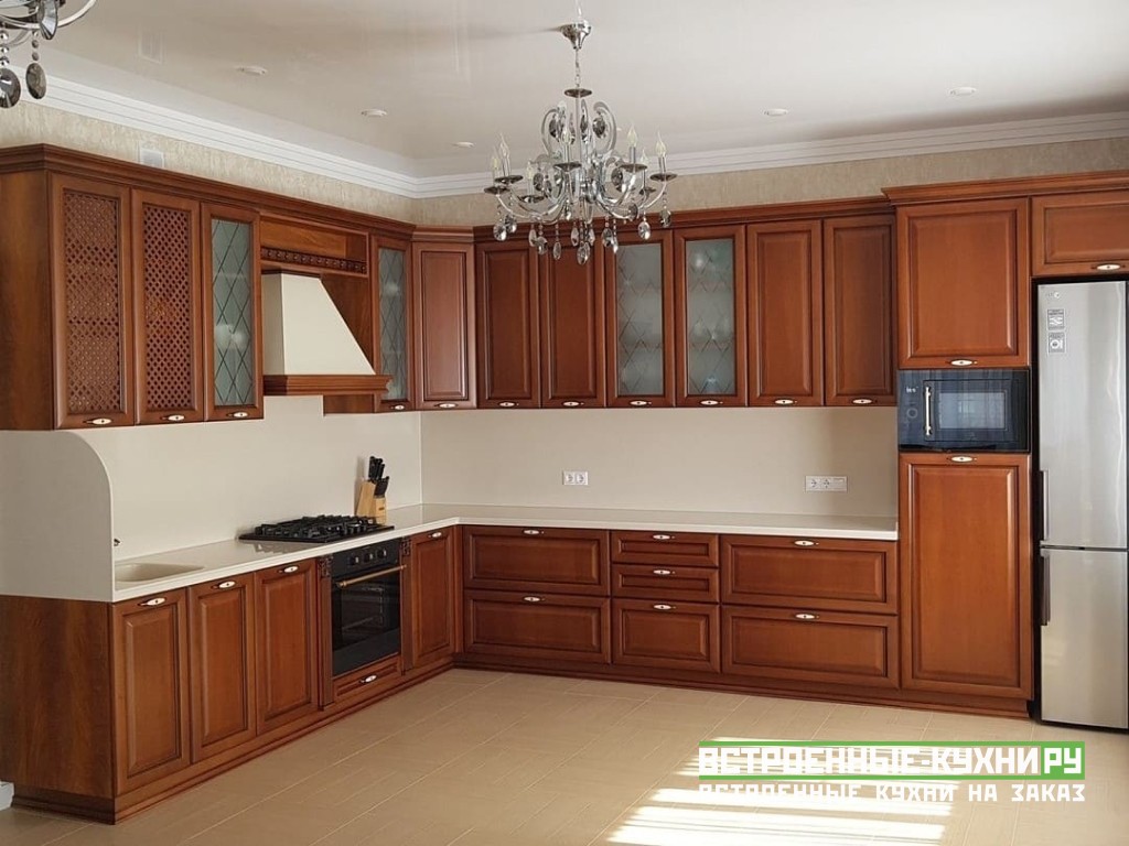 Просторная кухня в коричневом цвете из массива с вентилируемыми фасадами