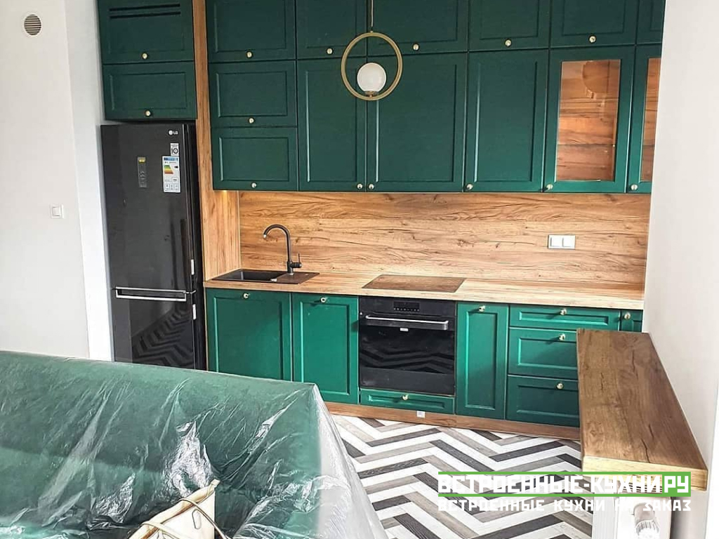Прямая кухня ярко-зеленого цвета с фрезерованными фасадами