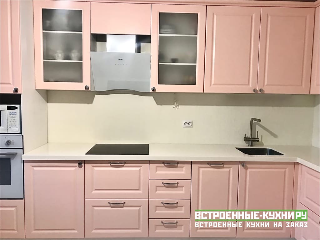 Розовая угловая кухня с крашенными фасадами и встроенным холодильником