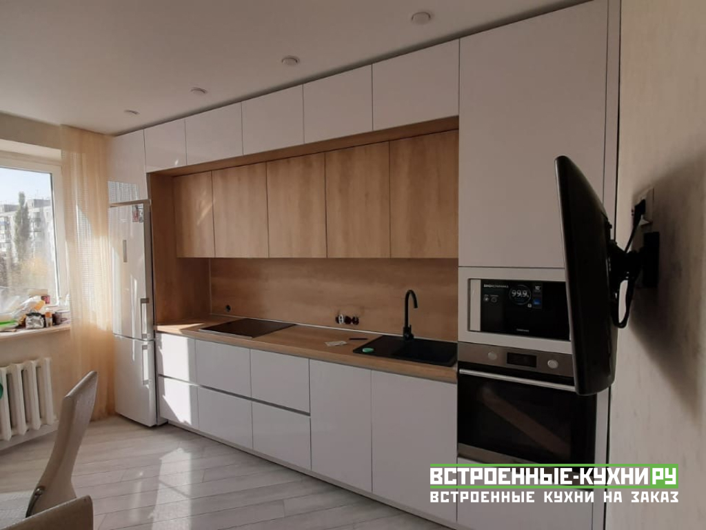 Современная встроенная кухня до потолка с холодильником
