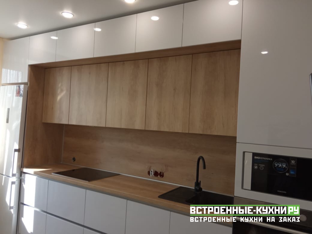 Современная встроенная кухня до потолка с холодильником