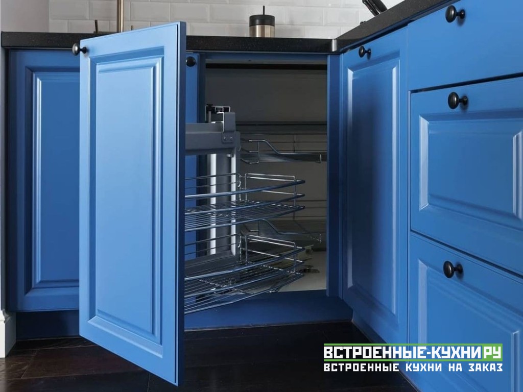 Стильная синяя кухня из МДФ с фрезерованными белыми фасадами