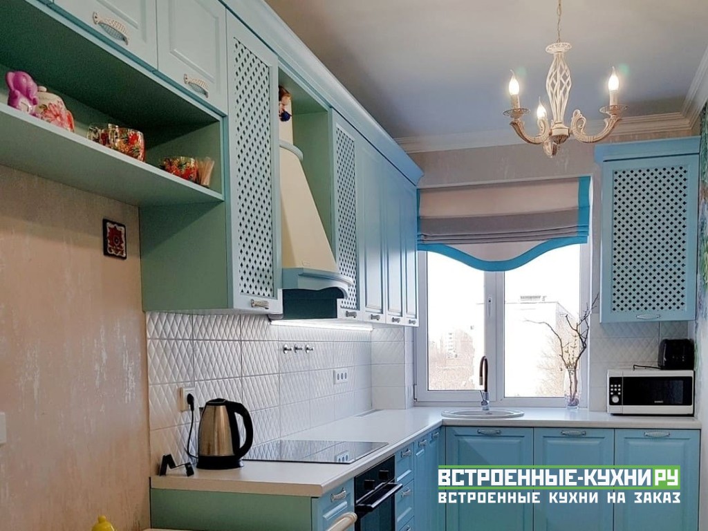 Светло голубая кухня с фасадными дверцами в виде декоративной решетки