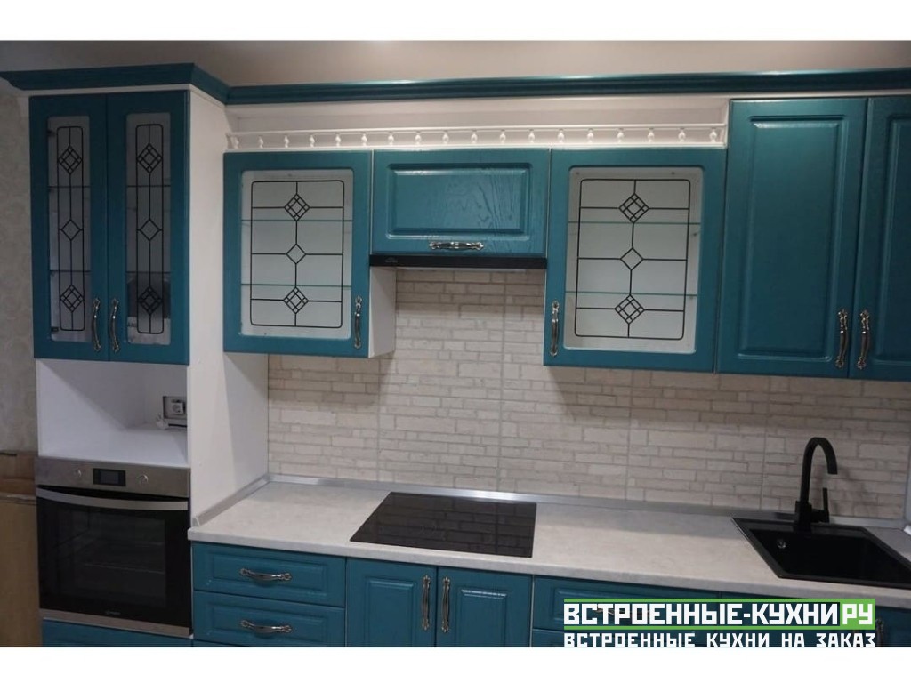 Темно голубая кухня из массива с матовыми декоративными стеклами