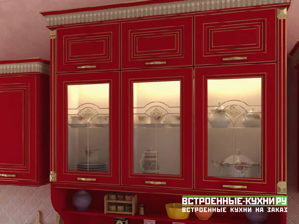 Угловая красная кухня в классическом стиле с фрезеровкой