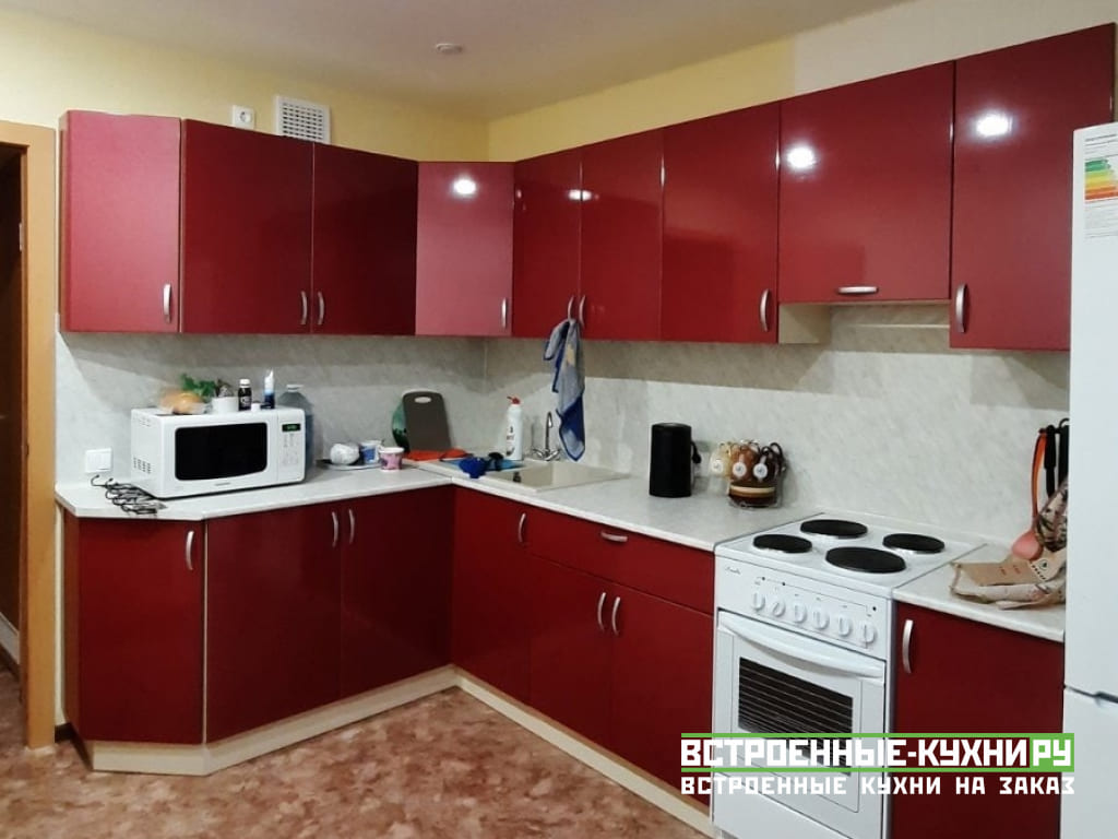 Угловая кухня красного цвета в пленке ПВХ