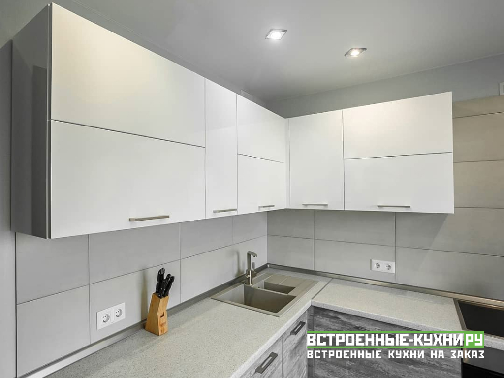 Угловая кухня с холодильником у двери по индивидуальным размерам