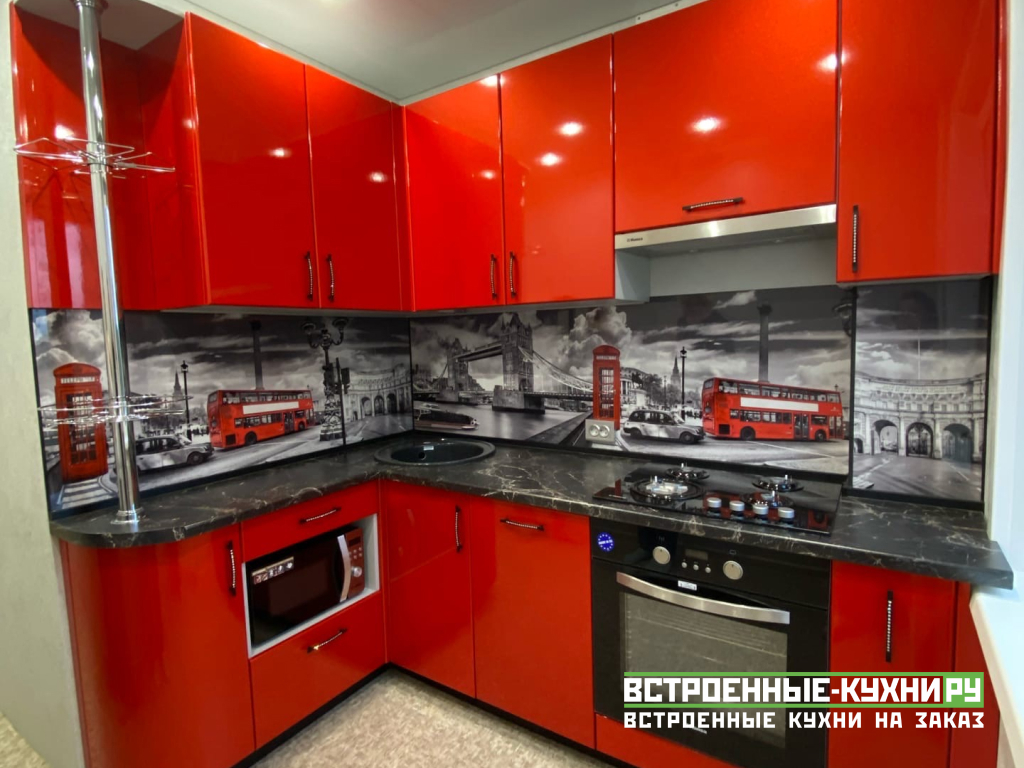 Ярко-красная угловая кухня с черной столешницей
