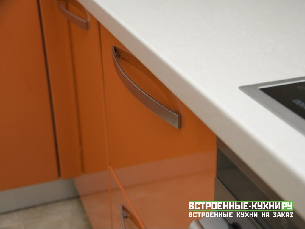 Ярко оранжевая кухня с белыми глянцевыми фасадами в пленке ПВХ
