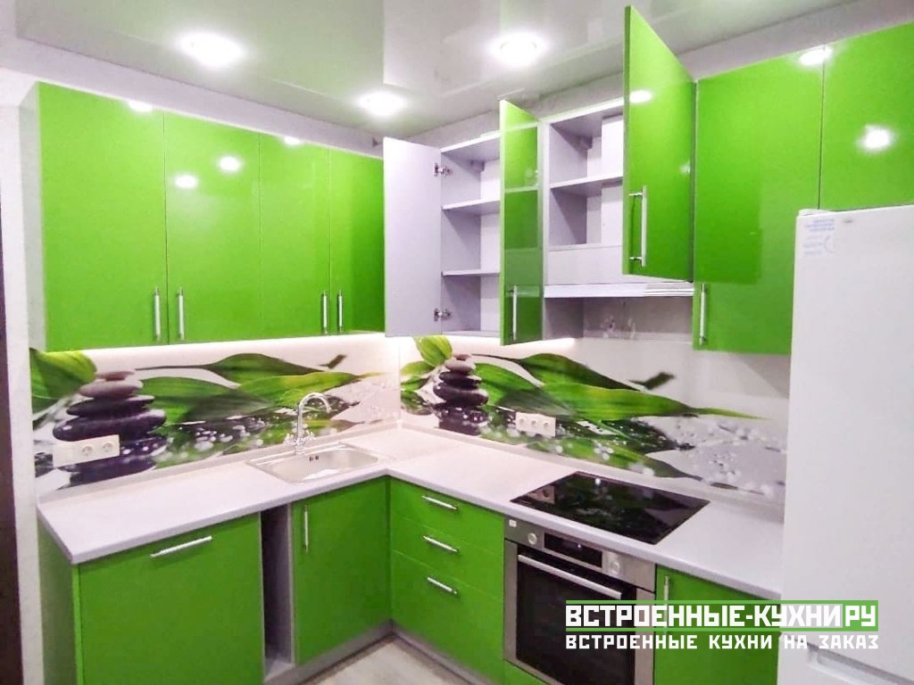 Ярко зеленая угловая кухня из МДФ в пленке ПВХ