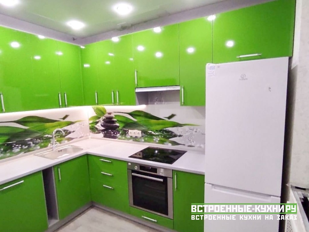 Ярко зеленая угловая кухня из МДФ в пленке ПВХ